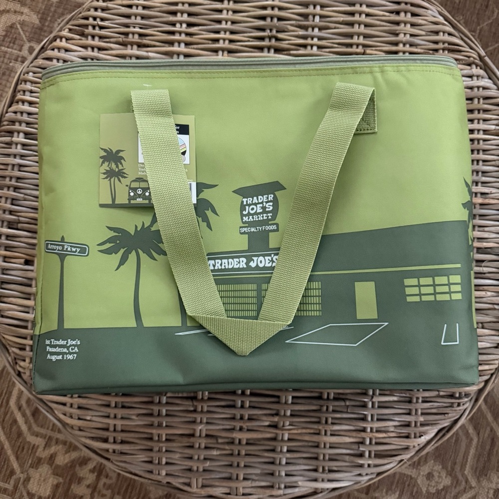 NWT XLarge Trader Joe's Insulated Avocado Green Tote Bag - shopping grocery tote